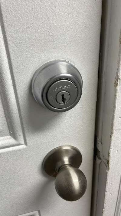Different options for key replacement (locksmith, dealership, DIY)